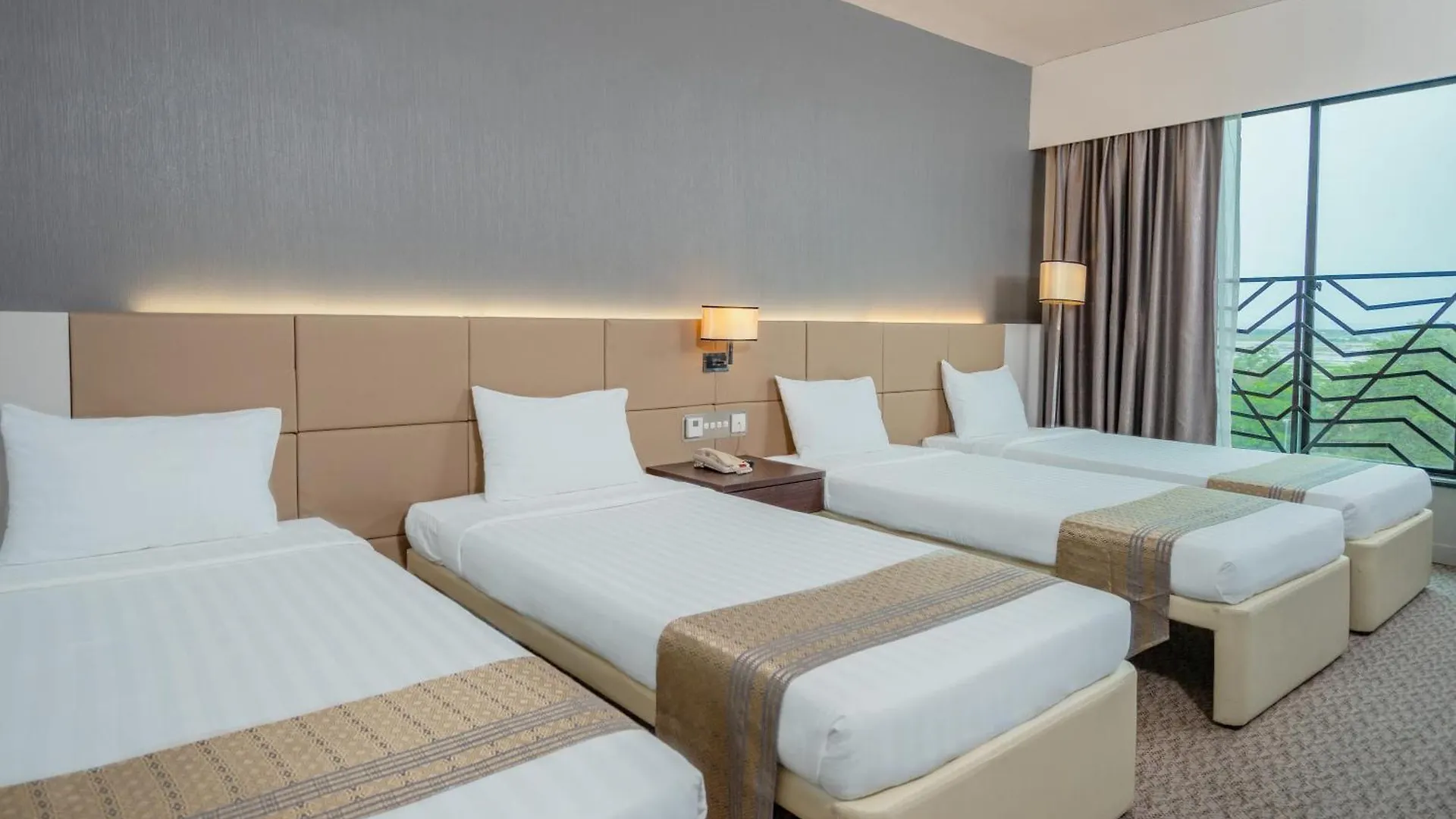 Raia Hotel & Convention Centre Άλορ Σταρ